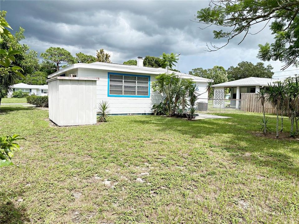 For Sale: $300,000 (2 beds, 1 baths, 897 Square Feet)
