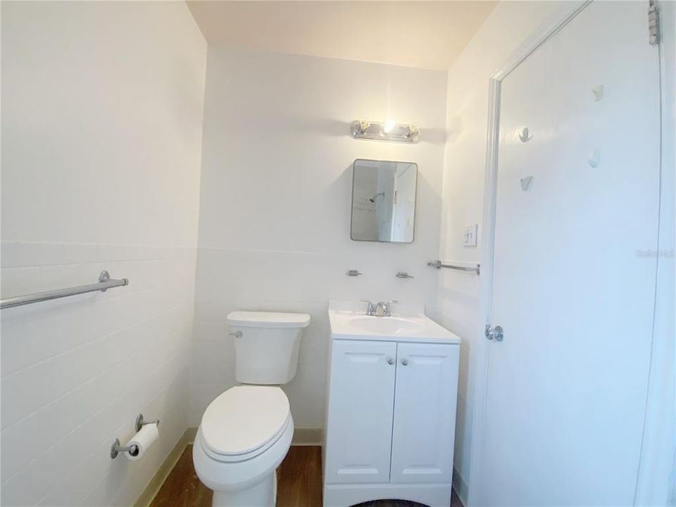 For Sale: $300,000 (2 beds, 1 baths, 897 Square Feet)