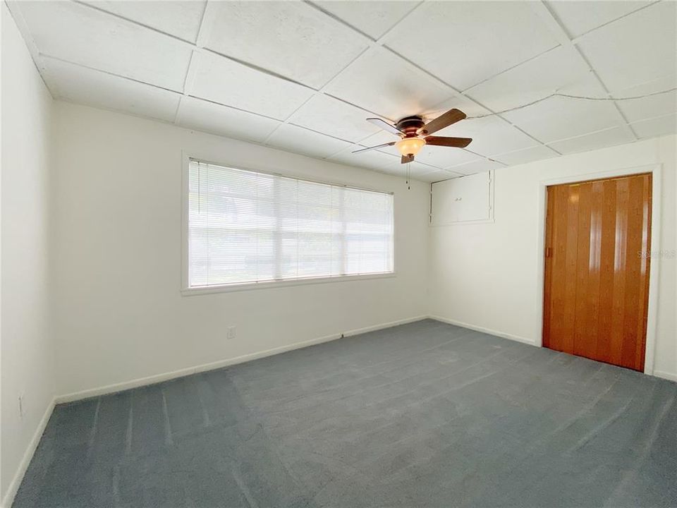For Sale: $300,000 (2 beds, 1 baths, 897 Square Feet)