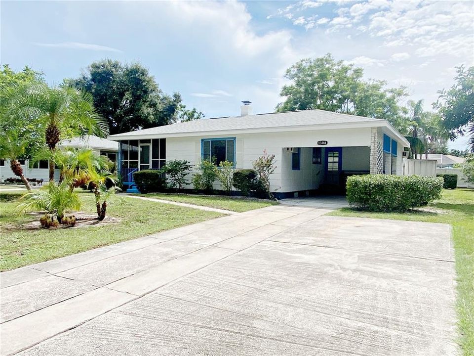For Sale: $300,000 (2 beds, 1 baths, 897 Square Feet)