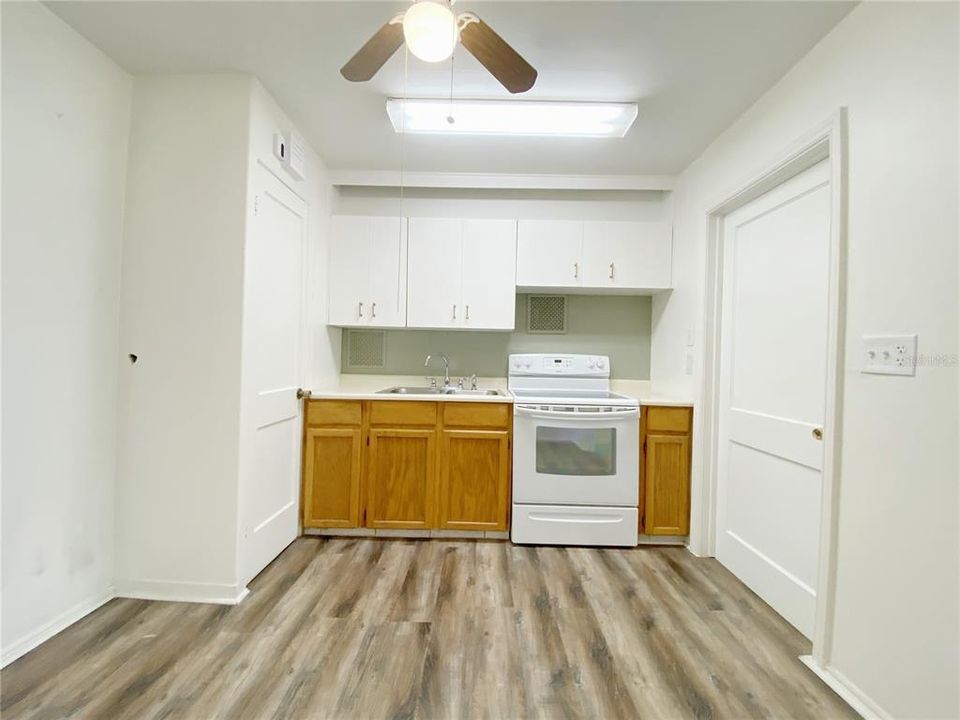 For Sale: $300,000 (2 beds, 1 baths, 897 Square Feet)