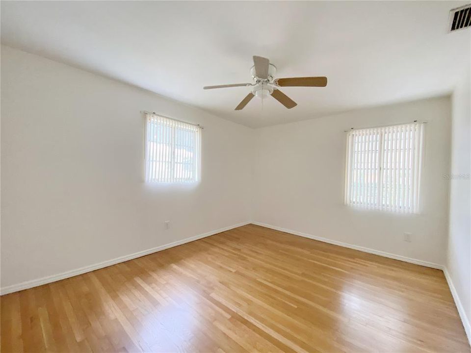 For Sale: $300,000 (2 beds, 1 baths, 897 Square Feet)