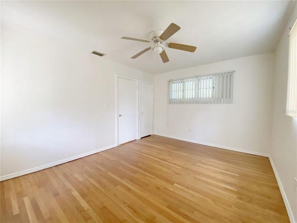 For Sale: $300,000 (2 beds, 1 baths, 897 Square Feet)