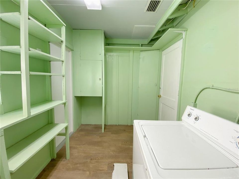 For Sale: $300,000 (2 beds, 1 baths, 897 Square Feet)