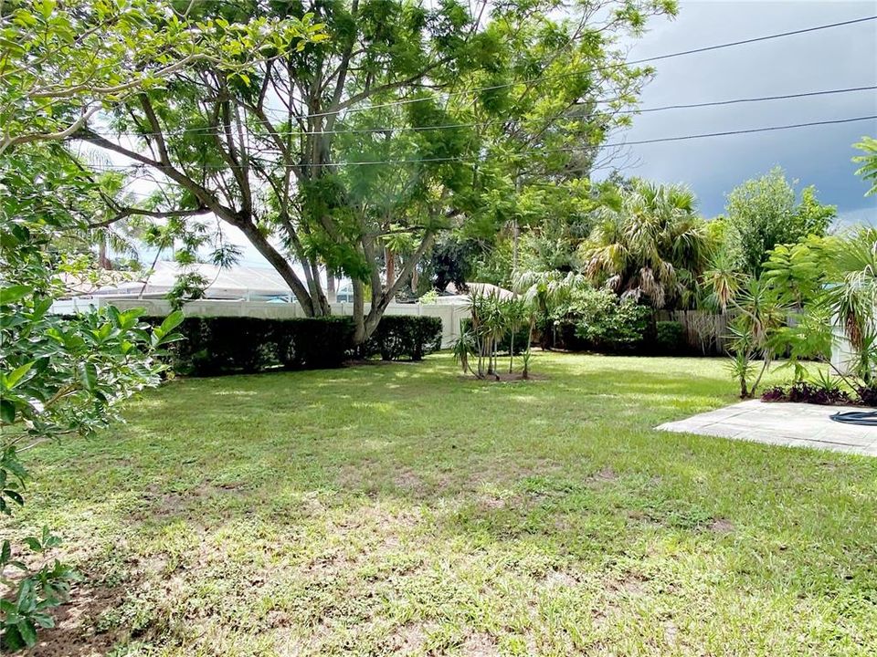 For Sale: $300,000 (2 beds, 1 baths, 897 Square Feet)