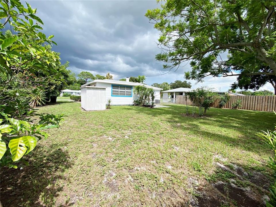 For Sale: $300,000 (2 beds, 1 baths, 897 Square Feet)
