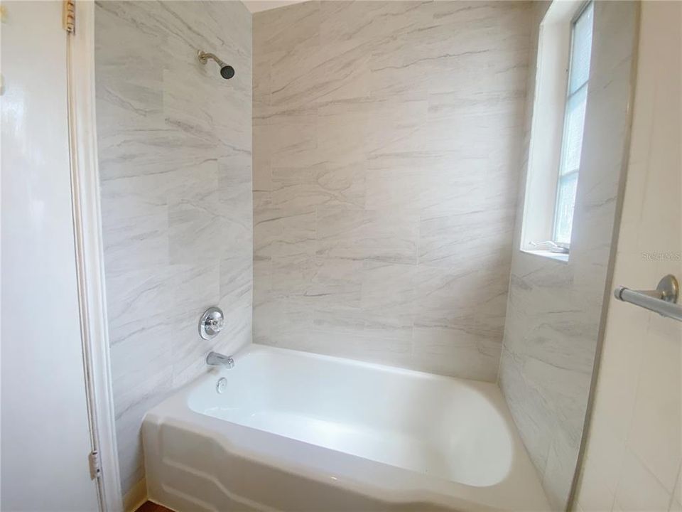 For Sale: $300,000 (2 beds, 1 baths, 897 Square Feet)