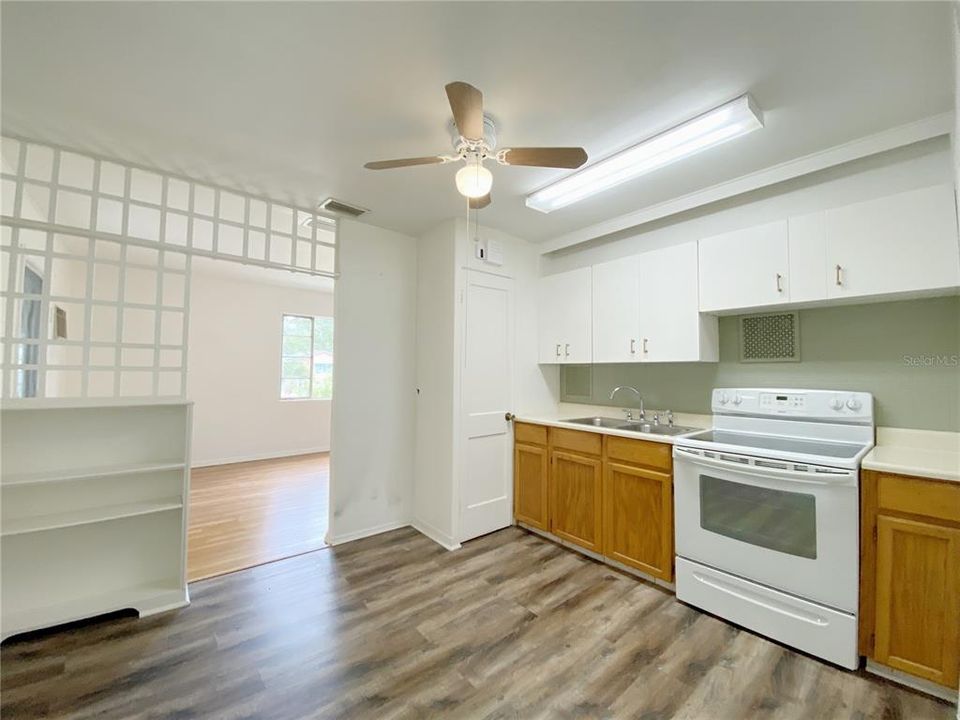 For Sale: $300,000 (2 beds, 1 baths, 897 Square Feet)