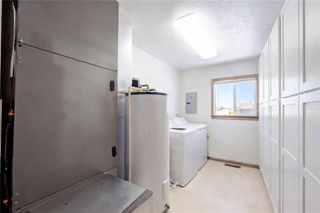 Activo con contrato: $400,000 (5 camas, 3 baños, 2573 Pies cuadrados)