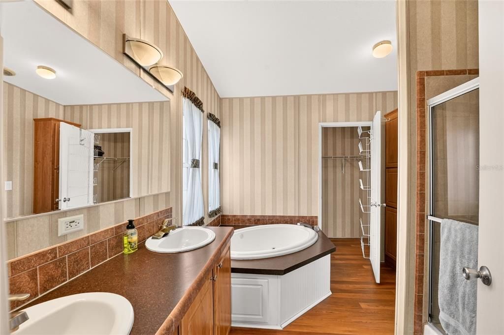 На продажу: $445,000 (4 спален, 2 ванн, 2356 Квадратных фут)