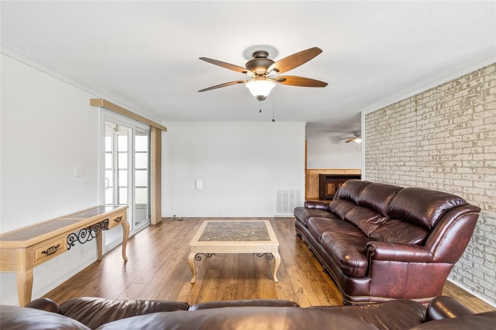 For Sale: $156,600 (2 beds, 2 baths, 1104 Square Feet)