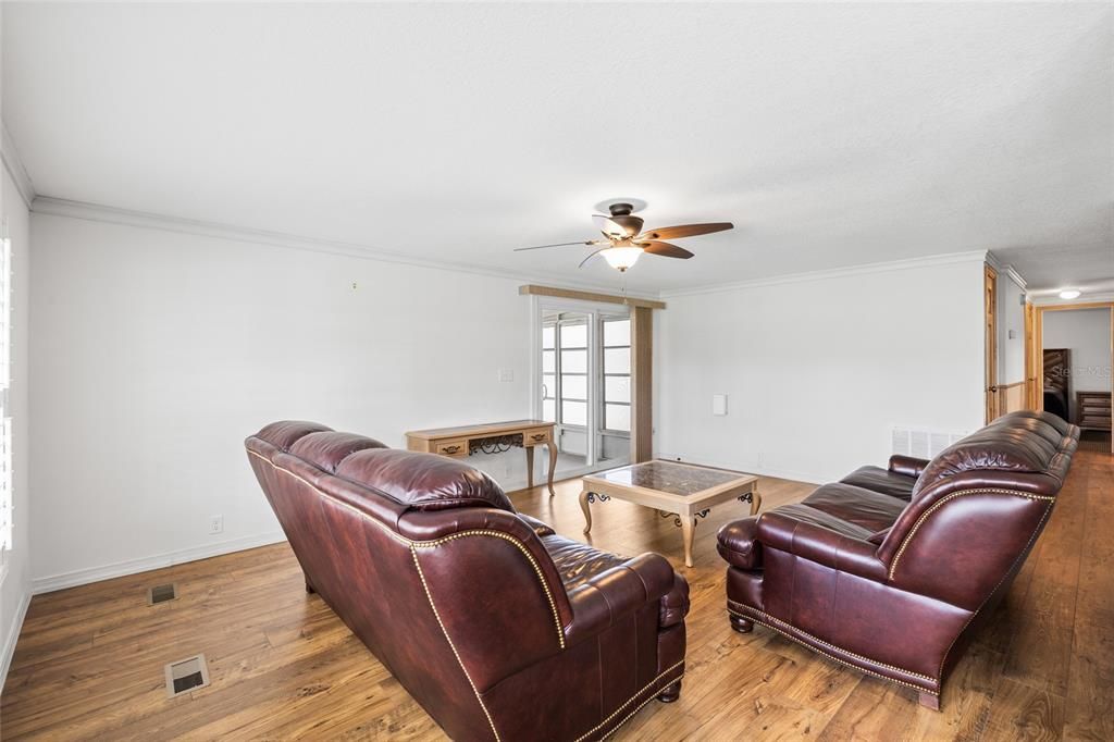 For Sale: $156,600 (2 beds, 2 baths, 1104 Square Feet)