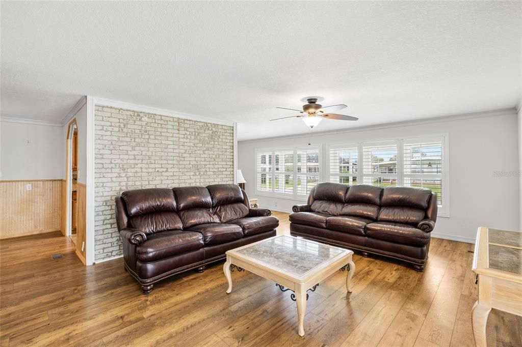 For Sale: $156,600 (2 beds, 2 baths, 1104 Square Feet)