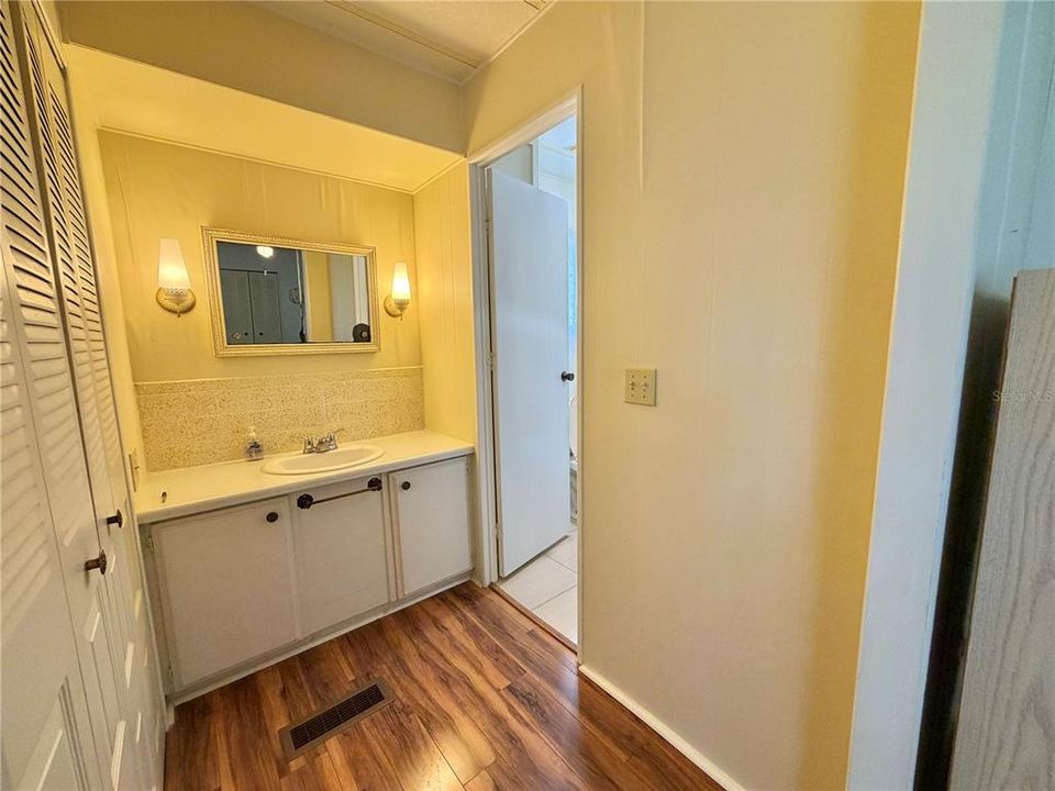 На продажу: $99,000 (2 спален, 2 ванн, 1056 Квадратных фут)