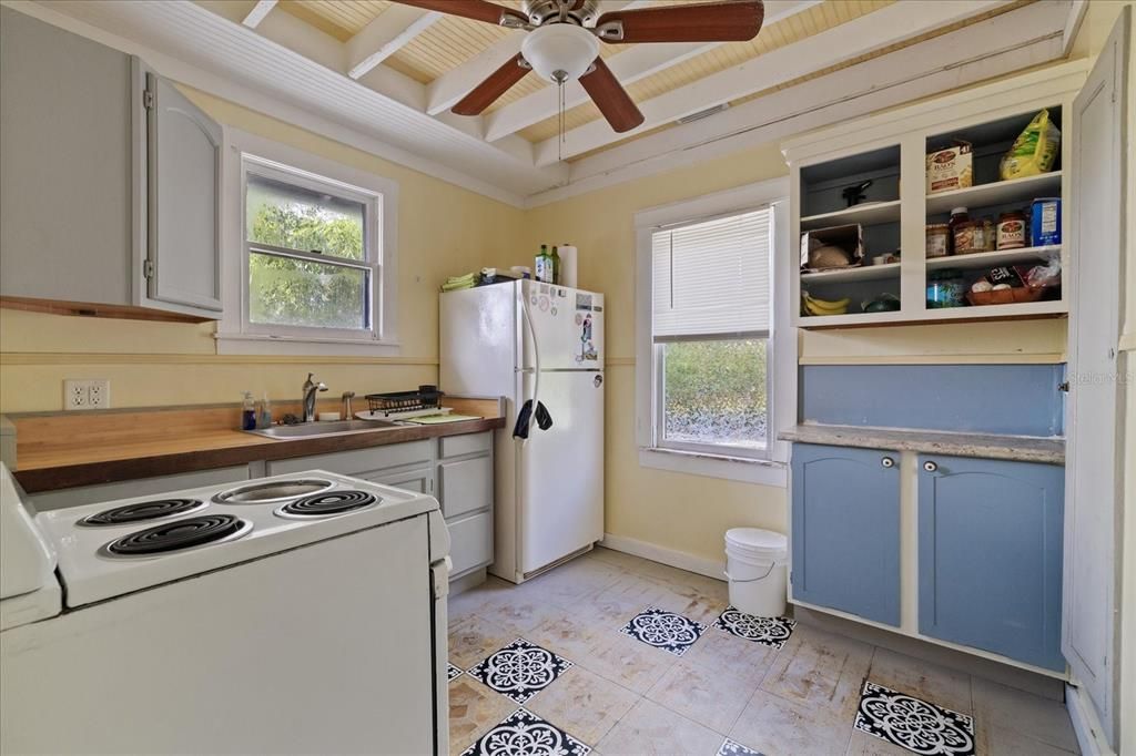 For Sale: $450,000 (5 beds, 0 baths, 1528 Square Feet)