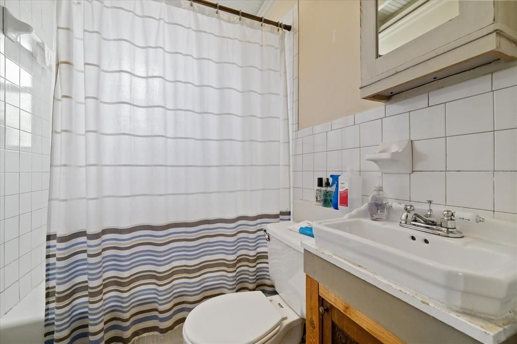 For Sale: $450,000 (5 beds, 0 baths, 1528 Square Feet)