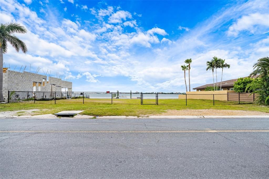 待售: $1,850,000 (0.23 acres)