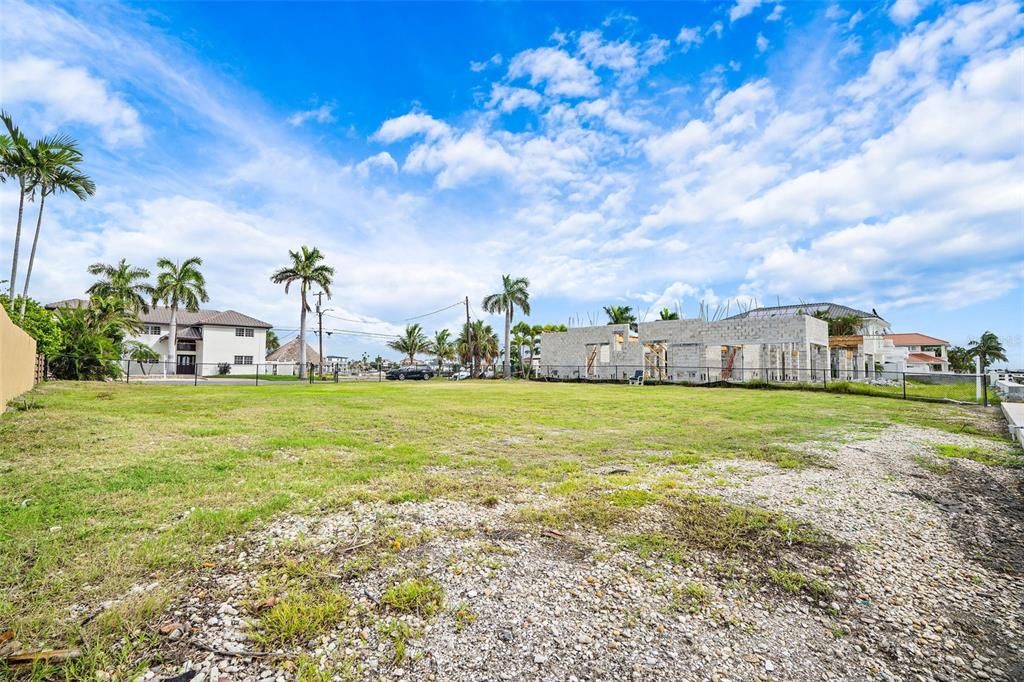 待售: $1,850,000 (0.23 acres)