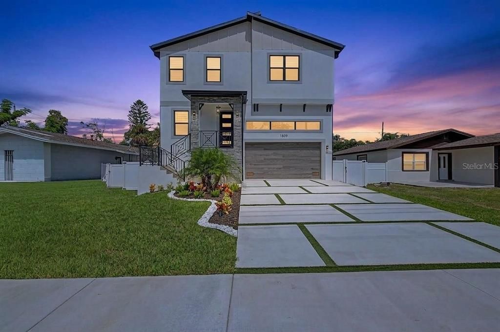 For Sale: $1,249,000 (5 beds, 4 baths, 2905 Square Feet)
