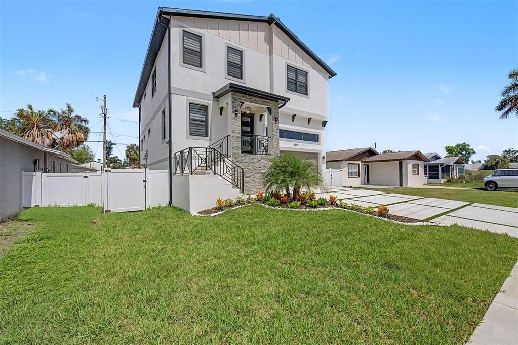 For Sale: $1,249,000 (5 beds, 4 baths, 2905 Square Feet)