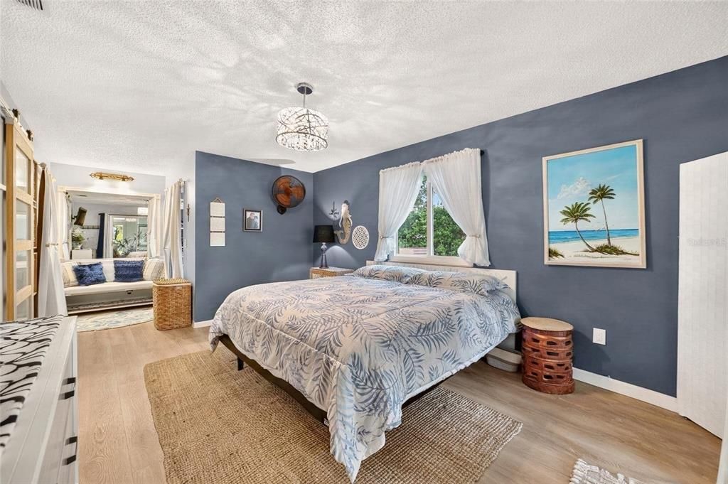 На продажу: $234,999 (2 спален, 2 ванн, 1040 Квадратных фут)