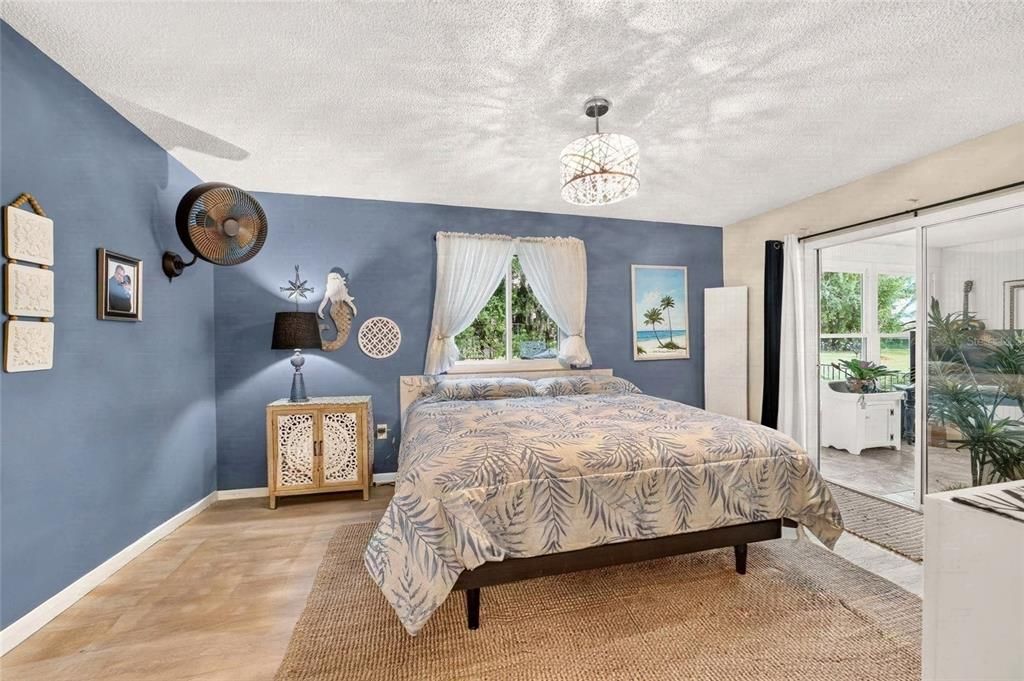 На продажу: $234,999 (2 спален, 2 ванн, 1040 Квадратных фут)