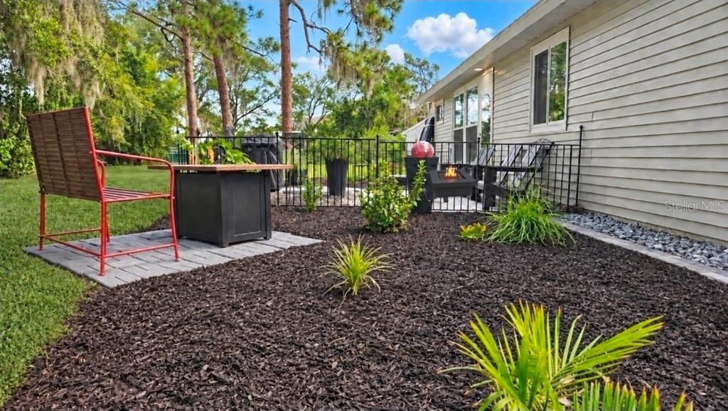 На продажу: $234,999 (2 спален, 2 ванн, 1040 Квадратных фут)