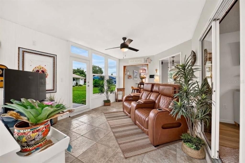 На продажу: $234,999 (2 спален, 2 ванн, 1040 Квадратных фут)