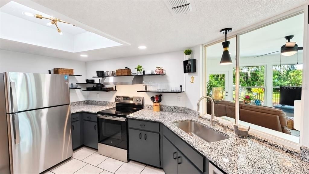 На продажу: $234,999 (2 спален, 2 ванн, 1040 Квадратных фут)