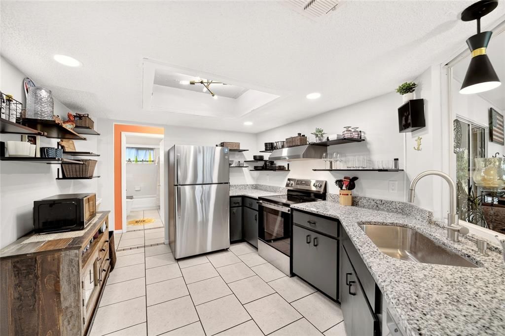 На продажу: $234,999 (2 спален, 2 ванн, 1040 Квадратных фут)