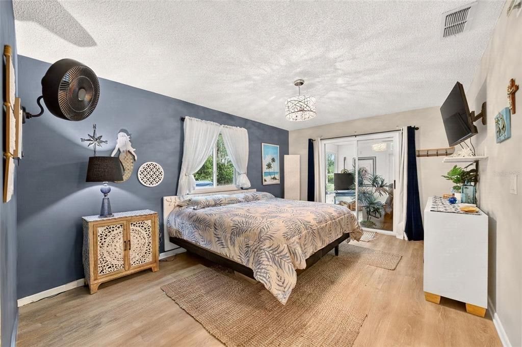 На продажу: $234,999 (2 спален, 2 ванн, 1040 Квадратных фут)