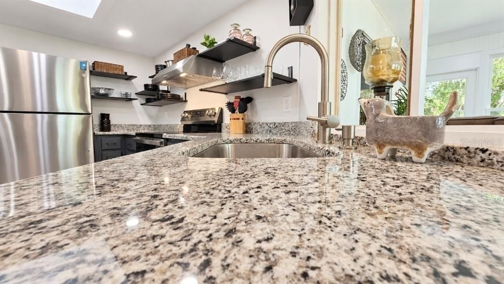 На продажу: $234,999 (2 спален, 2 ванн, 1040 Квадратных фут)