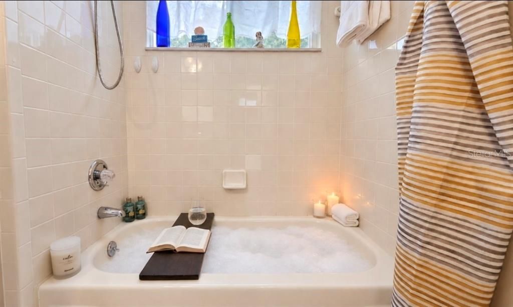 На продажу: $234,999 (2 спален, 2 ванн, 1040 Квадратных фут)