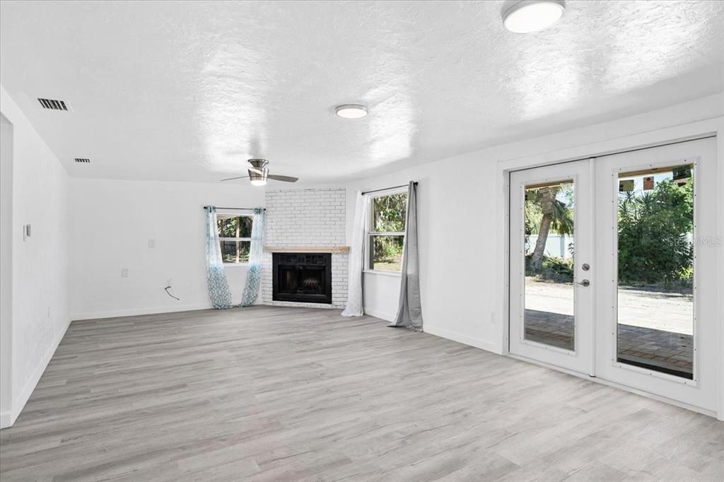 For Sale: $475,000 (3 beds, 3 baths, 1742 Square Feet)