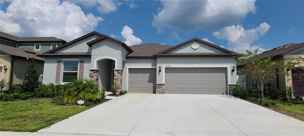 For Rent: $2,800 (4 beds, 3 baths, 2707 Square Feet)
