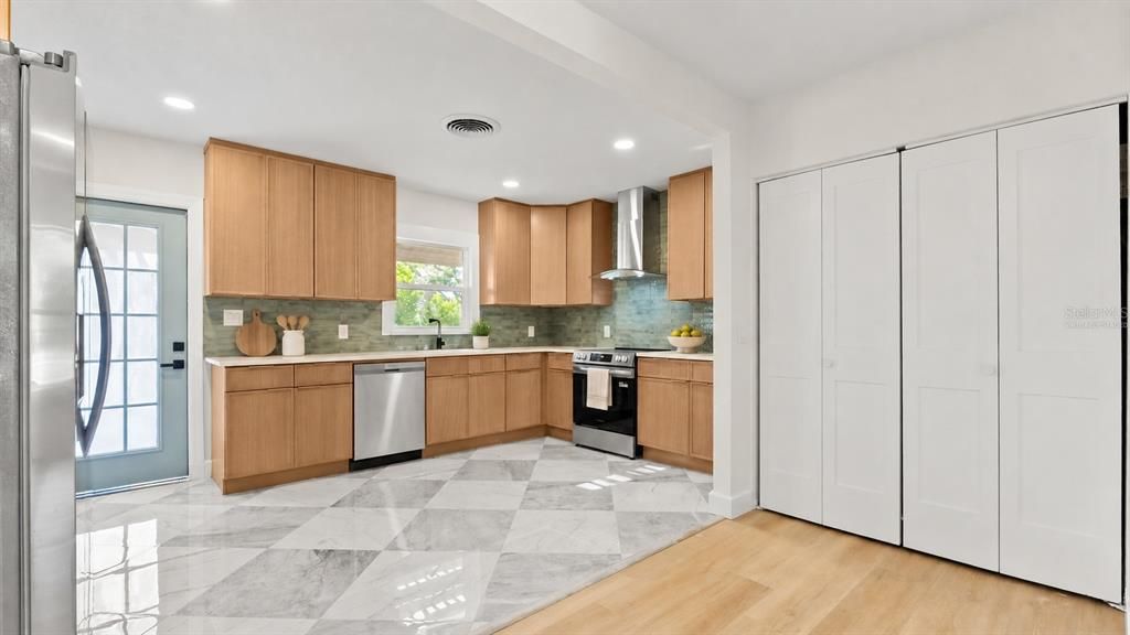 На продажу: $469,999 (3 спален, 2 ванн, 1645 Квадратных фут)