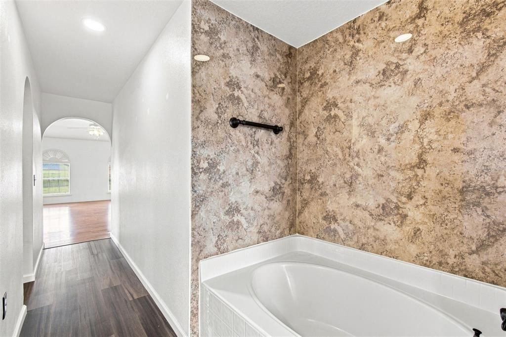En Venta: $439,900 (4 camas, 3 baños, 3038 Pies cuadrados)
