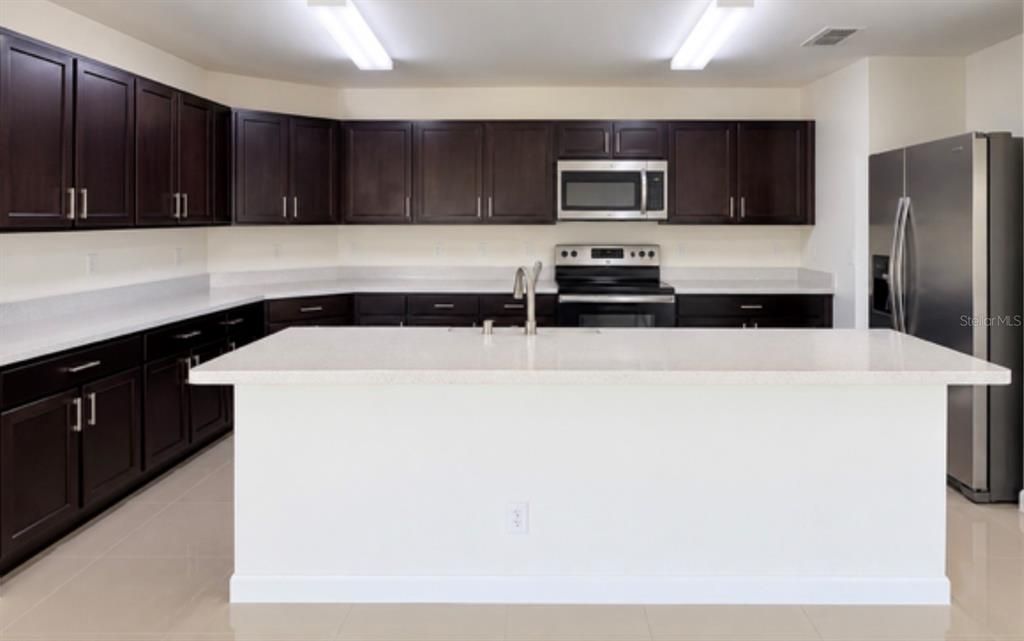 En Venta: $338,000 (4 camas, 2 baños, 2004 Pies cuadrados)
