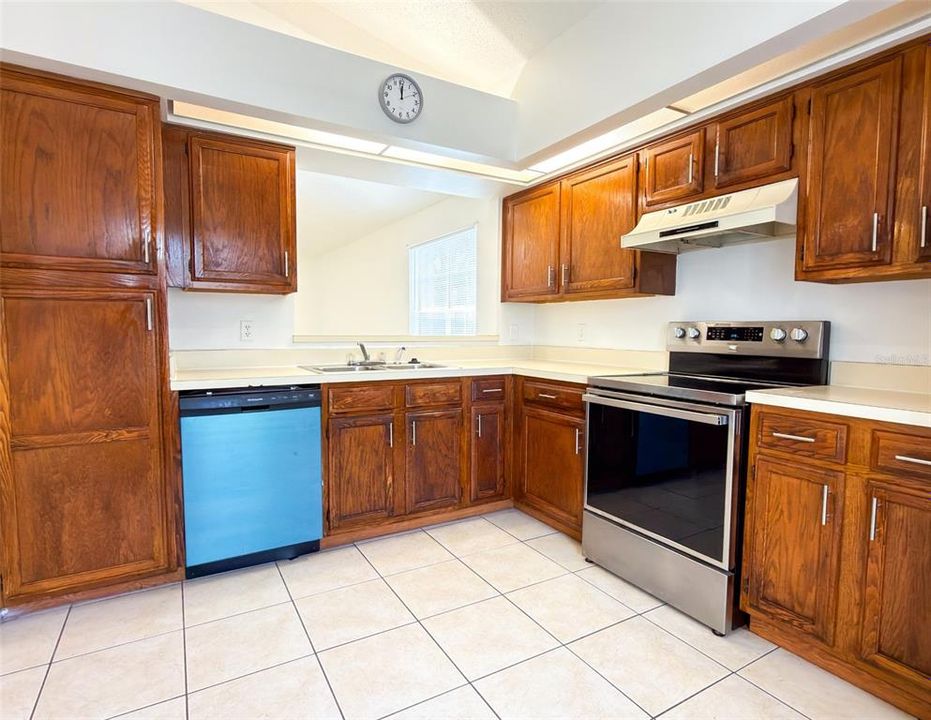 For Rent: $2,100 (3 beds, 2 baths, 1228 Square Feet)