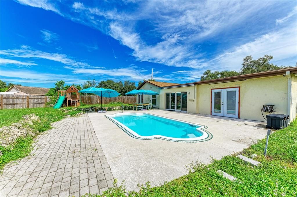 For Sale: $399,900 (3 beds, 2 baths, 2052 Square Feet)