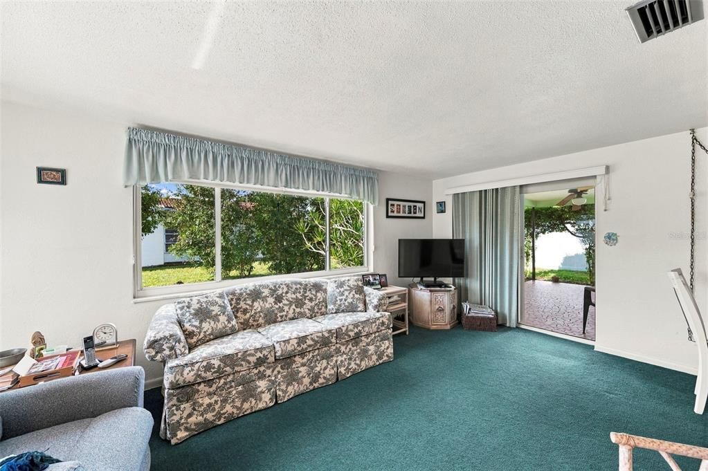 For Sale: $377,000 (2 beds, 2 baths, 1369 Square Feet)