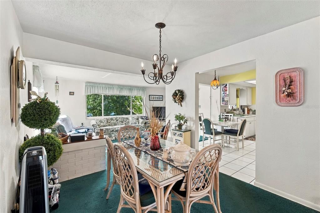 For Sale: $377,000 (2 beds, 2 baths, 1369 Square Feet)