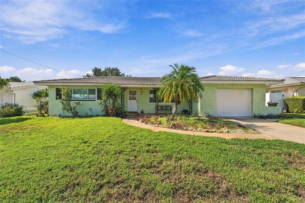 For Sale: $377,000 (2 beds, 2 baths, 1369 Square Feet)
