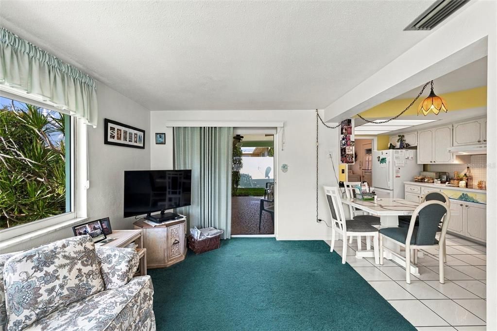 For Sale: $377,000 (2 beds, 2 baths, 1369 Square Feet)