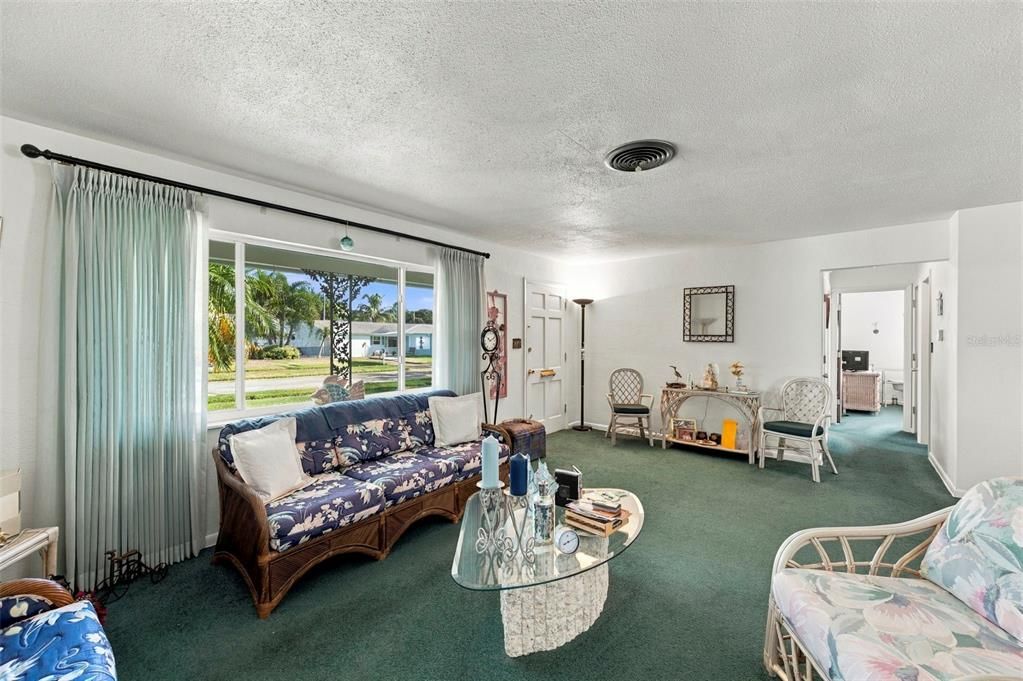 For Sale: $377,000 (2 beds, 2 baths, 1369 Square Feet)