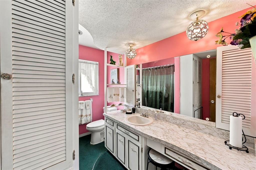 For Sale: $377,000 (2 beds, 2 baths, 1369 Square Feet)