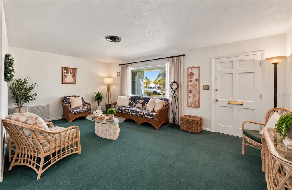 For Sale: $377,000 (2 beds, 2 baths, 1369 Square Feet)