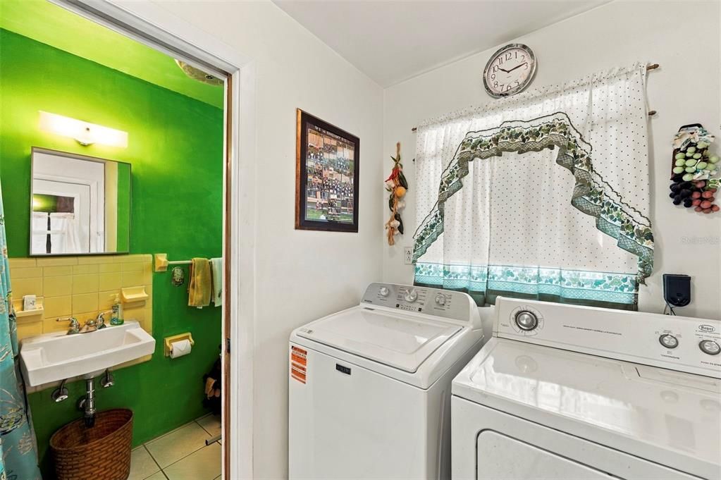 For Sale: $377,000 (2 beds, 2 baths, 1369 Square Feet)