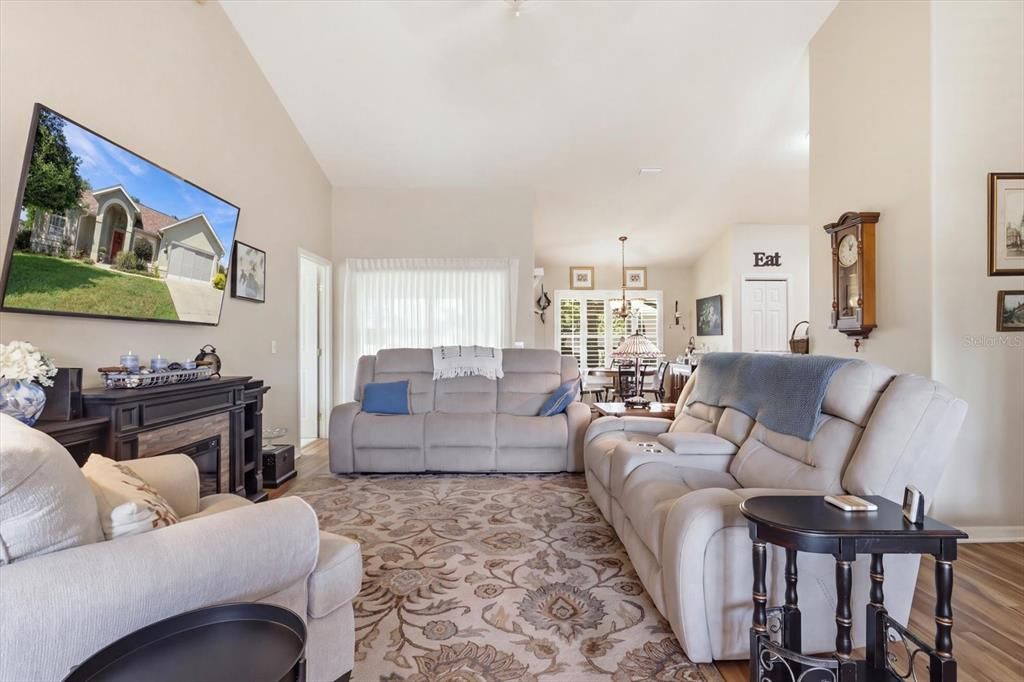 For Sale: $269,000 (3 beds, 2 baths, 1577 Square Feet)