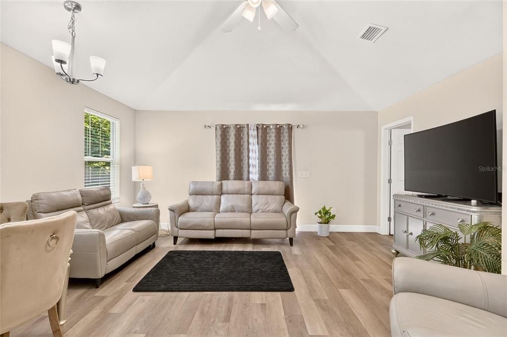 For Sale: $310,000 (3 beds, 2 baths, 1224 Square Feet)